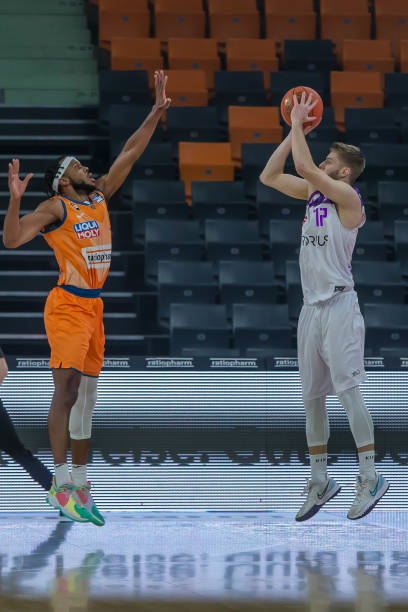 过渡时期保 过渡时期保